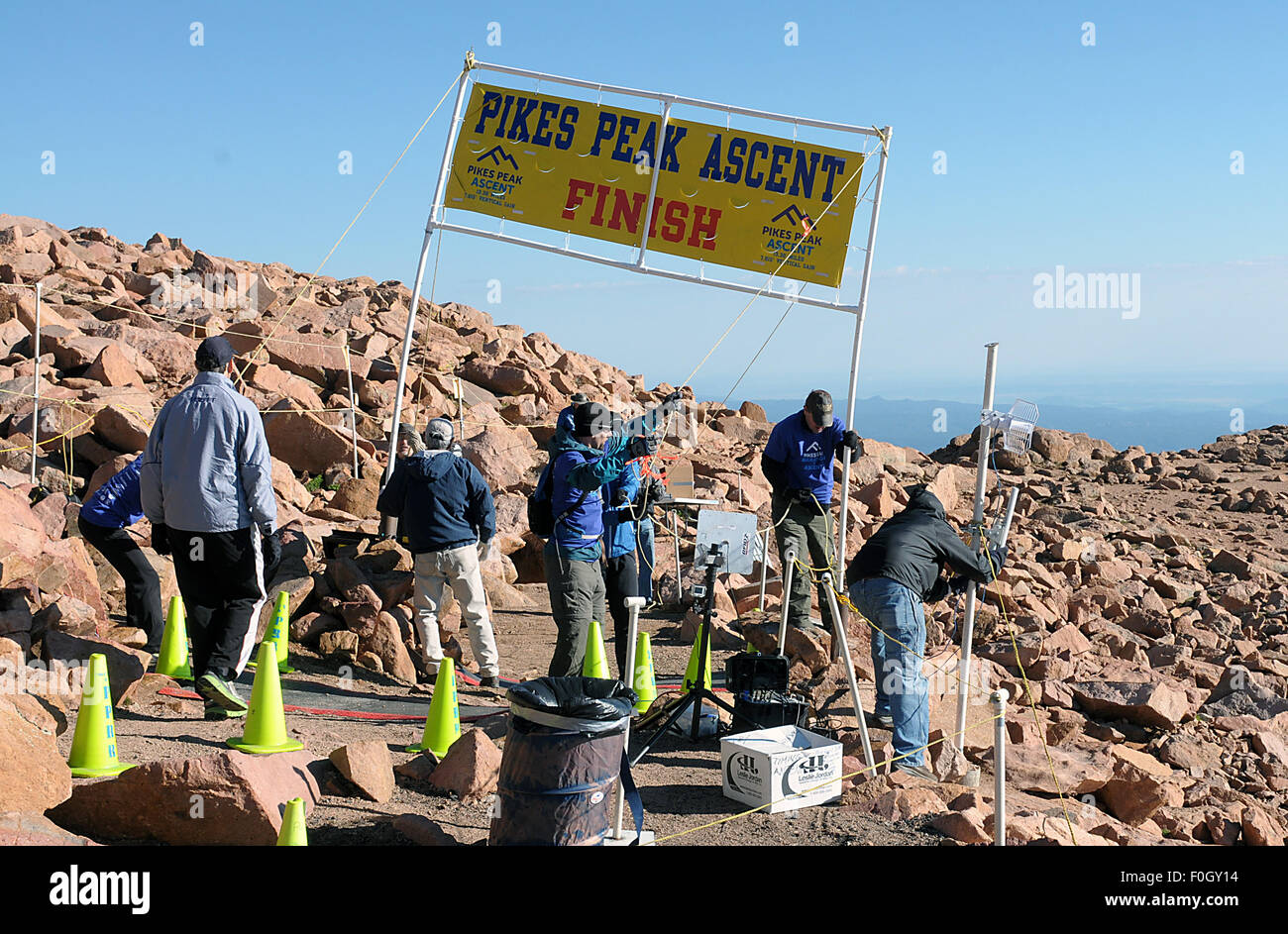 Manitou Springs, Colorado, USA. 15. August 2015. Rennen-Arbeiter kämpfen Gipfel Wind die Finish-Banner vor der 60. Ausgabe des Pikes Peak Aufstiegs einrichten. Während des Aufstiegs Läufer decken 13,3 Meilen und gewinnen mehr als 7815 Füße (2382m) von der Zeit erreichen sie den Gipfel von 14.115 ft (4302m). Am zweiten Tag des Rennwochenendes werden 800 Marathonläufer machen die hin-und Rückfahrt und decken 26,6 Meilen Höhe und sehr schwierigem Gelände in Pike National Forest, Manitou Springs, CO. © Csm/Alamy Live-Nachrichten Stockfoto