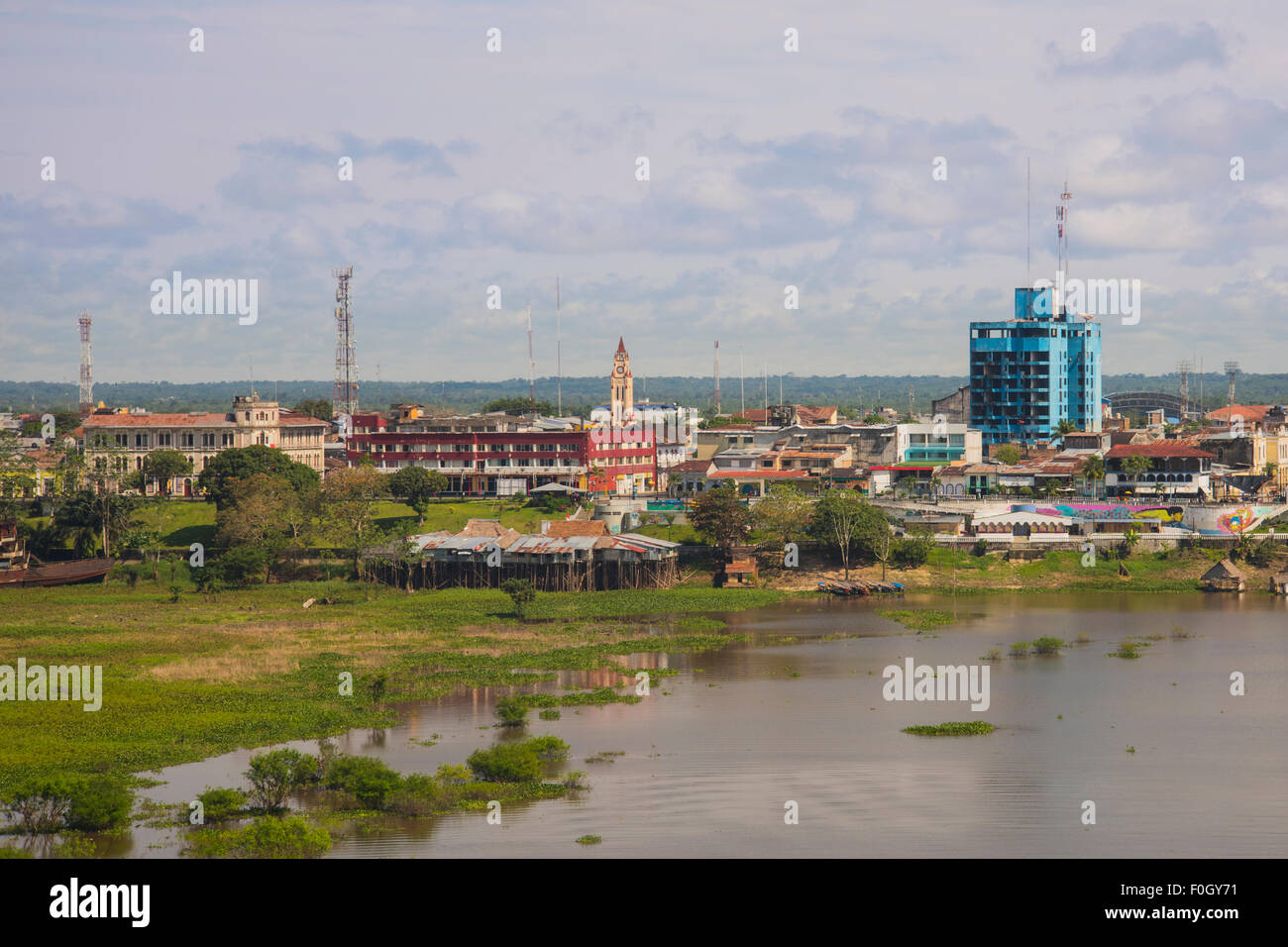 Iquitos aus der Luft auf dem Fluss Amazonas, Wahrzeichen, "The Boulevard und Auen des Amazonas in den Vordergrund. Stockfoto