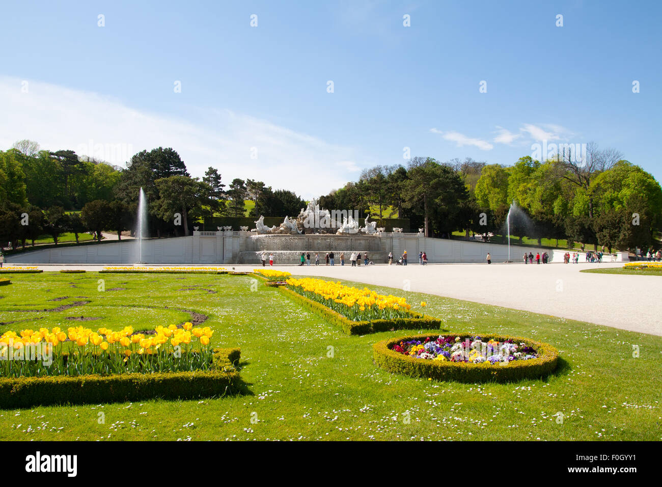 Schlosspark Schönbrunn in Wien im Frühjahr, zum UNESCO-Weltkulturerbe. Stockfoto