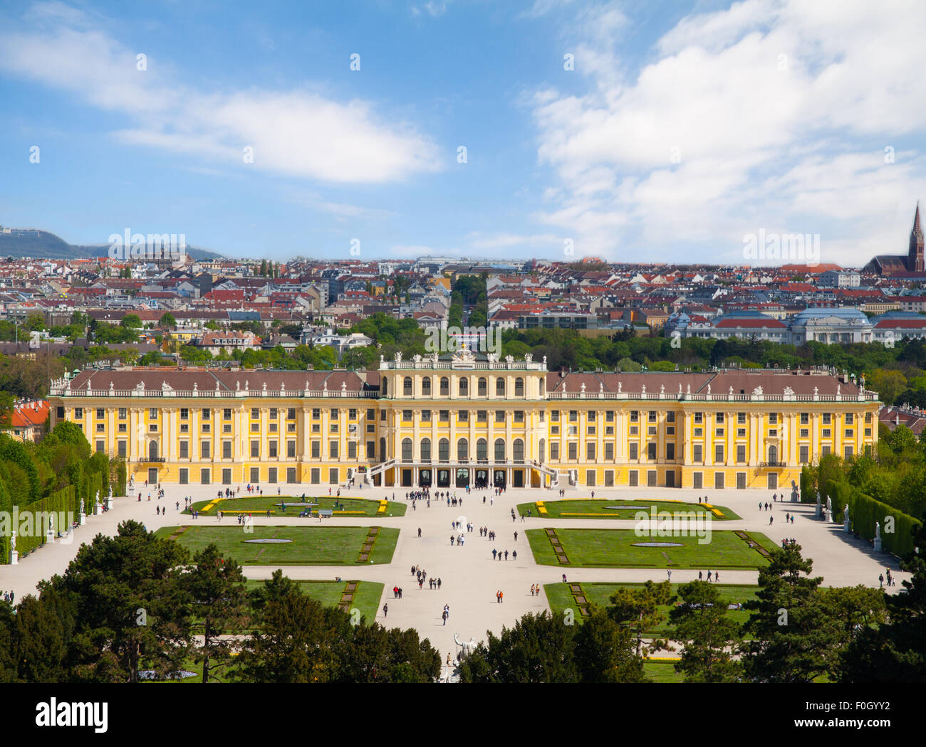 Schlosspark Schönbrunn in Wien im Frühjahr, zum UNESCO-Weltkulturerbe. Stockfoto