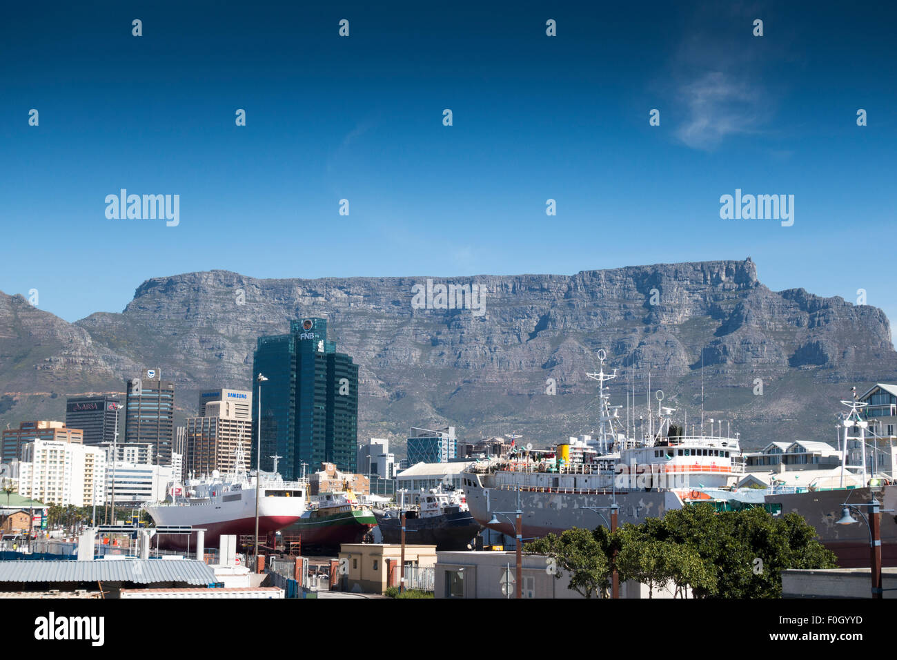 Ansicht der Waterfront von Kapstadt in Richtung Tafelberg, Südafrika Stockfoto