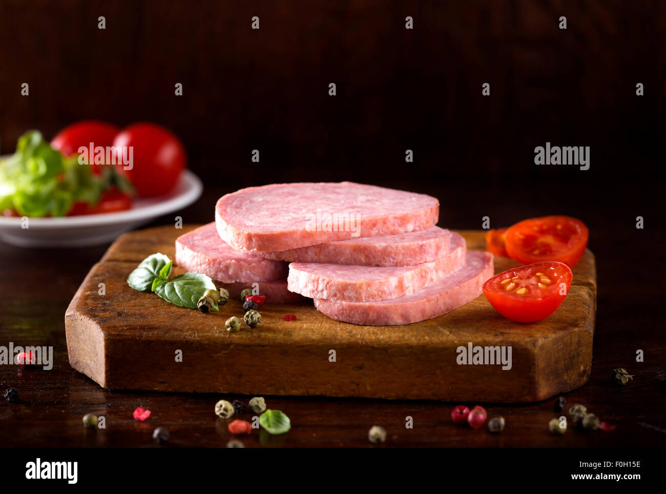 Leckere Salami mit Basilikum und Tomaten, selektiven Fokus Stockfoto