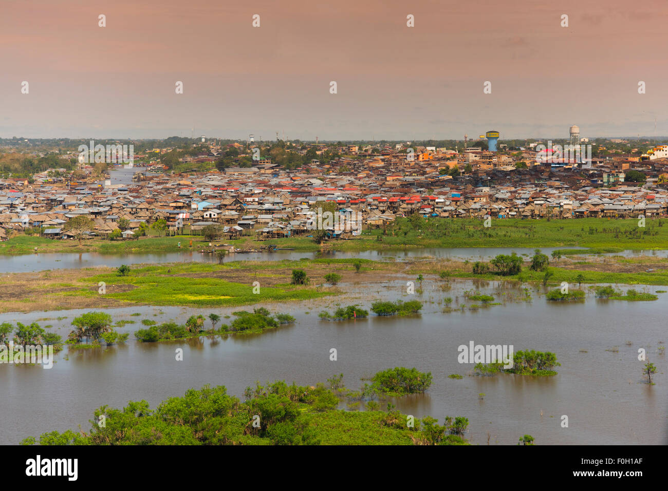 Iquitos aus der Luft auf dem Fluss Amazonas, Bezirk von Belen zeigt Aue Itaya und Flüsse Amazonas, Peru Stockfoto