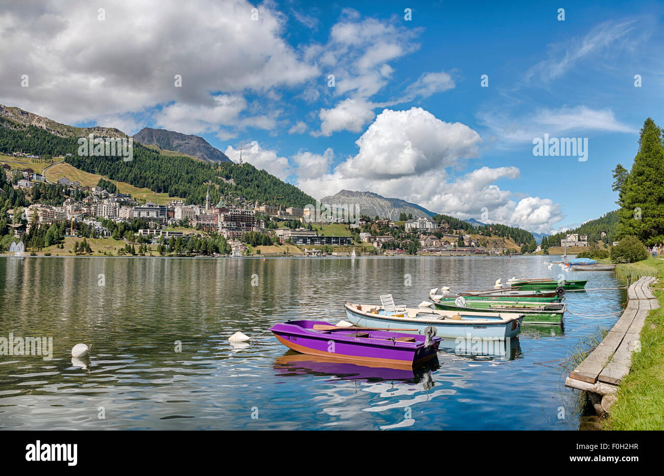 Ruderboote am See St. Moritz, Engadin, Schweiz. | Boote bin St.Moritzer See  Im Sommer, Oberengadin, Schweiz Stockfotografie - Alamy