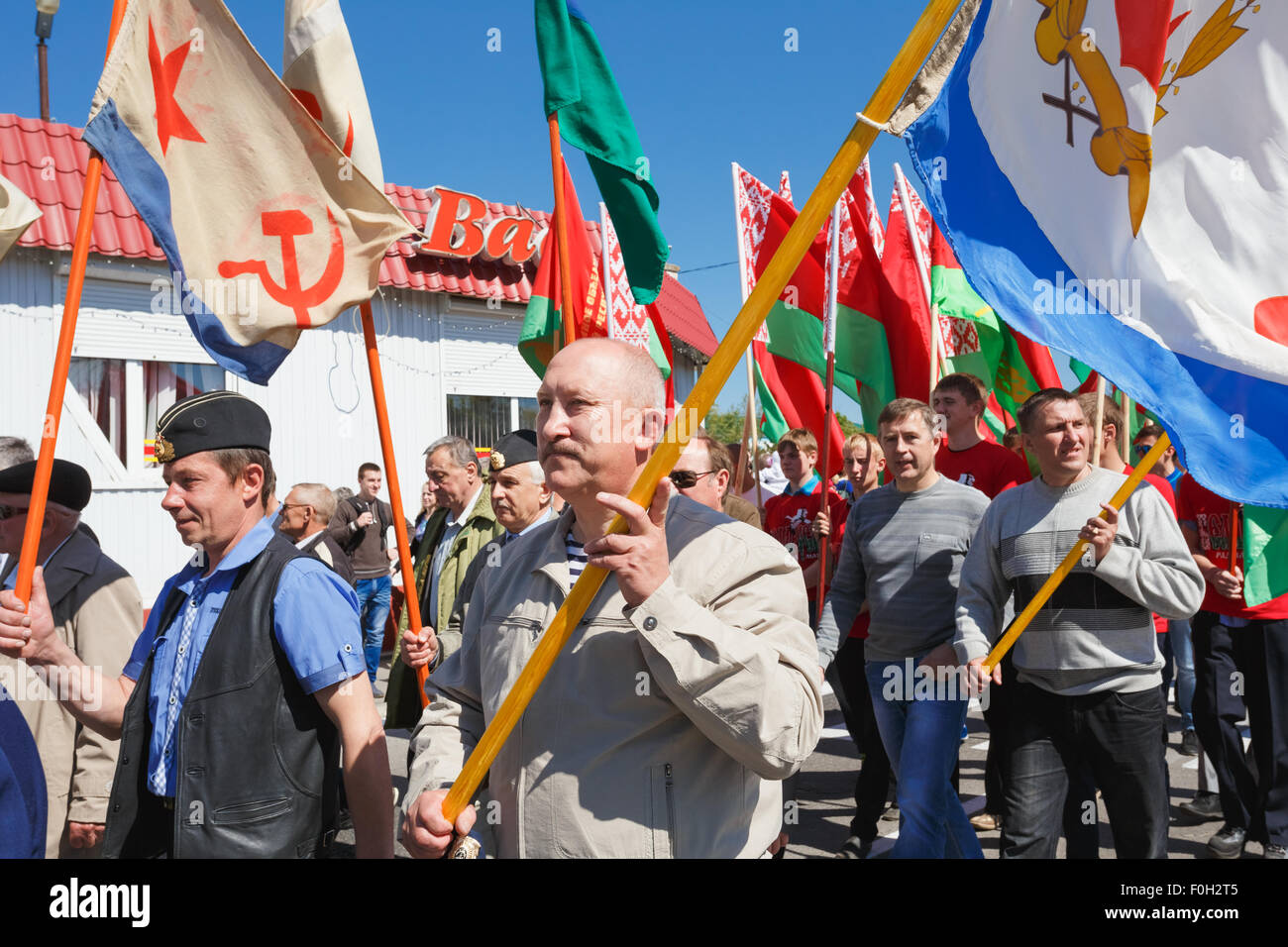 Dobrush (Region Gomel), BELARUS - 9. Mai 2014: Unidentified belarussischen Veteranen auf der Parade halten Kränze und Flaggen des G Stockfoto