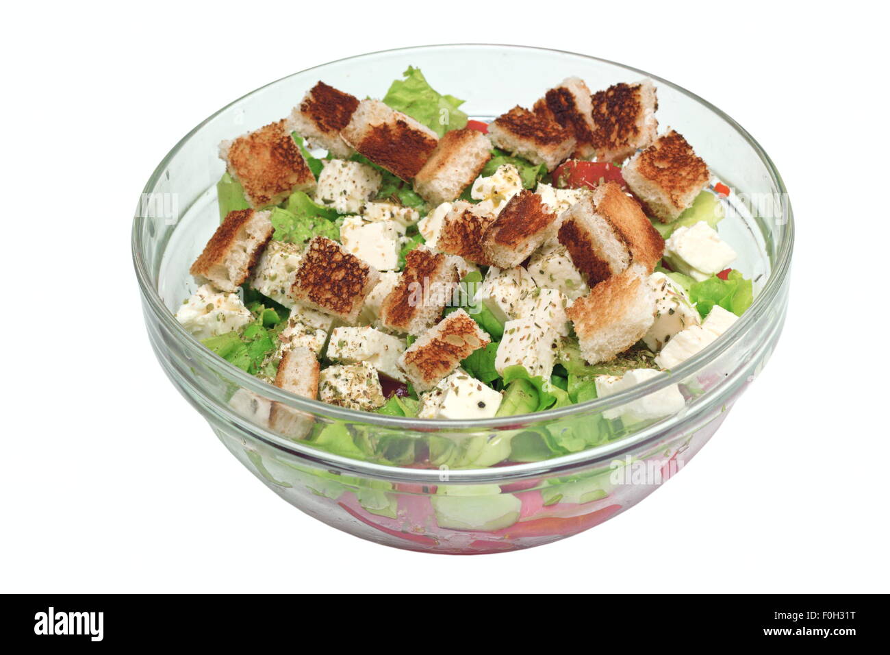 frischer Salat mit Tomaten und Käse isoliert auf weißem Hintergrund Stockfoto
