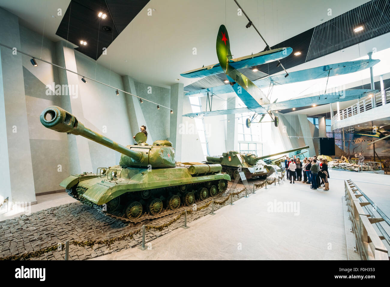 Ausstellung von Waffen und Ausrüstung In der belarussischen Museum des großen Vaterländischen Krieges. Minsk, Weißrussland. Schwere sowjetische Panzer IS-2 eine Stockfoto