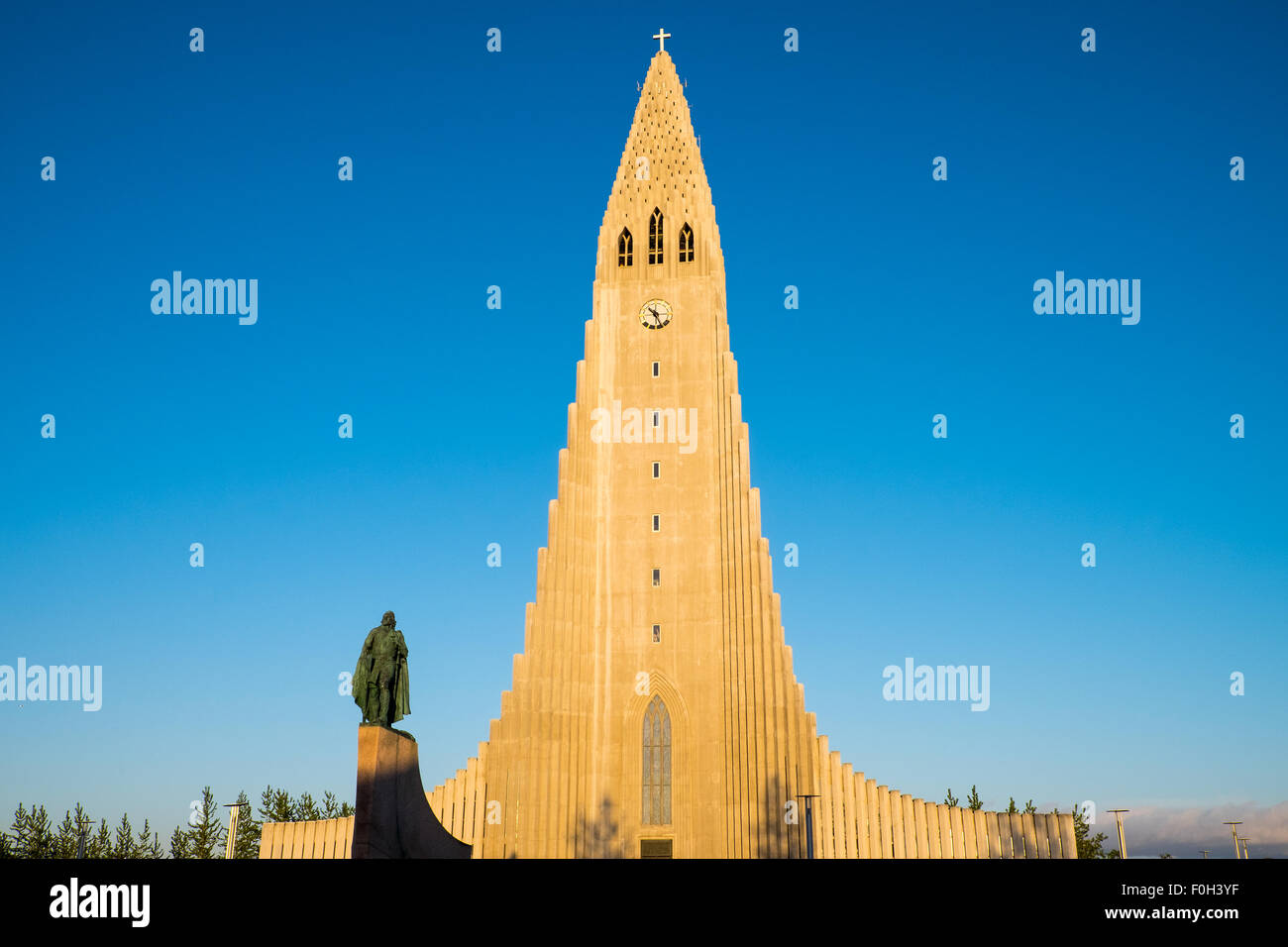 Die Hallgrímskirkja und die Statue von Leif Eriksson in Reykjavik, Island Stockfoto