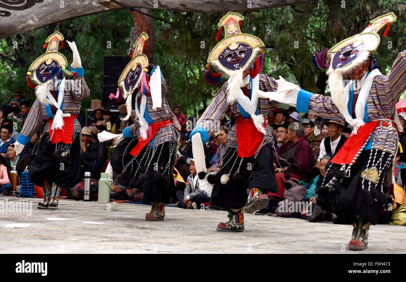 (150816)--LHASA, 16. August 2015 (Xinhua)--Schauspieler tibetische Oper während das Shoton-fest in Lhasa, der Hauptstadt von Südwesten Chinas Tibet autonome Region, 16. August 2015 durchzuführen. Einige 200 Akteure von neun Teams nahmen an die sieben-Tage-Leistung, das Shoton-fest zu feiern. (Xinhua/Purbu Zhaxi) (Mcg) Stockfoto