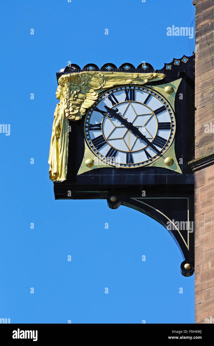 Reich verzierte Uhr auf der Vorderseite der Sozialwohnung, Coventry, West Midlands, England, UK, Westeuropa. Stockfoto