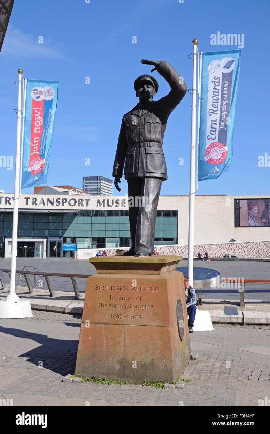 Statue von Sir Frank Whittle Erfinder des Turbo-Jet-Engine vor dem Transportmuseum in Millennium Ort, Coventry, UK. Stockfoto