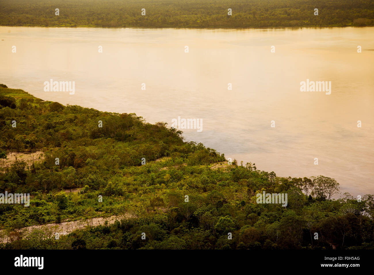 Sekundärwald und Land geräumt für kleinbäuerliche Landwirtschaft am Amazonas, in der Nähe von Iquitos, Amazonas, Peru Stockfoto