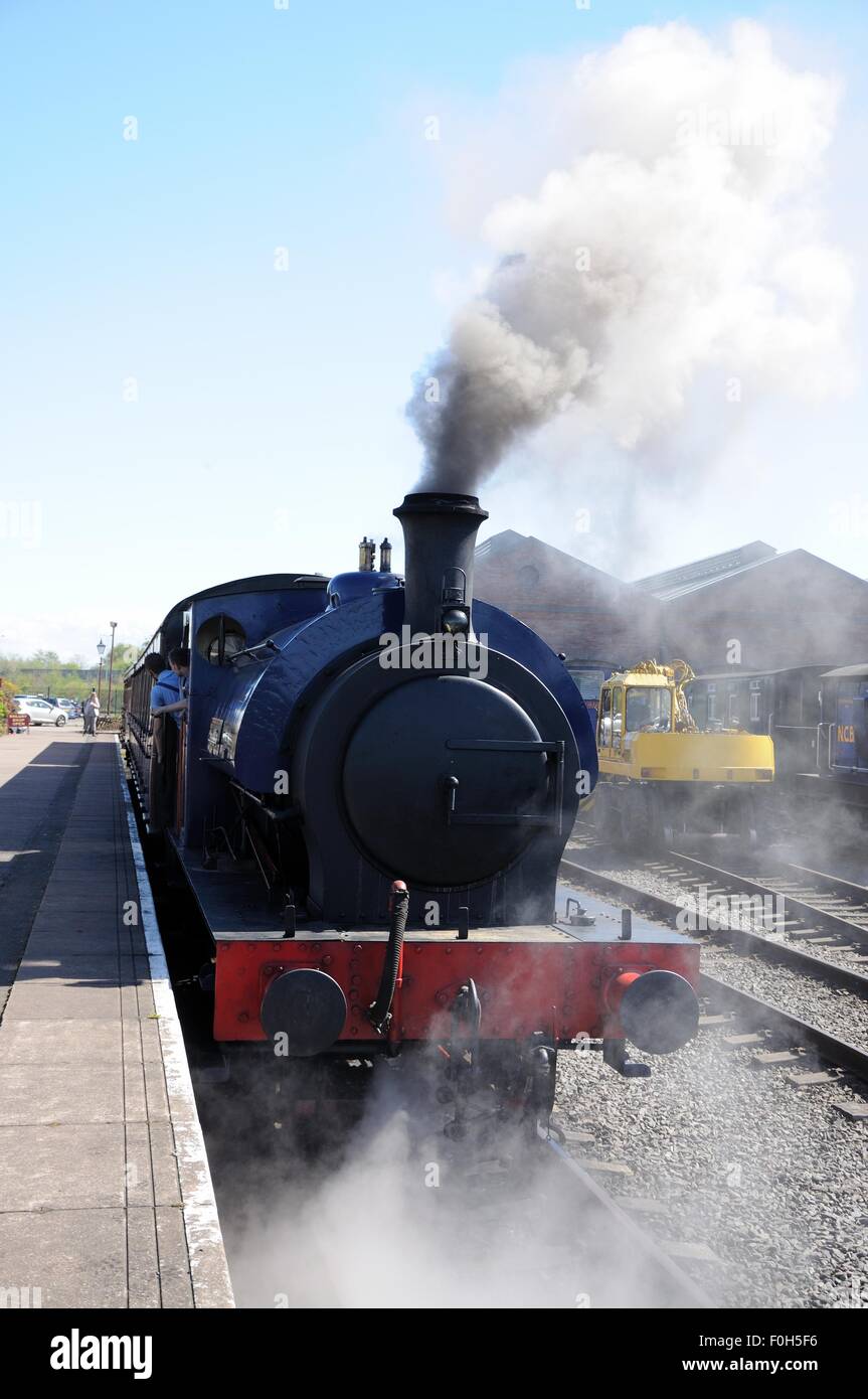 Hunslett Sattel Tank Loco Dampflok Fahrt entlang der Plattform, Bahnhof West Railway Station, Leistung beginnen Stockfoto