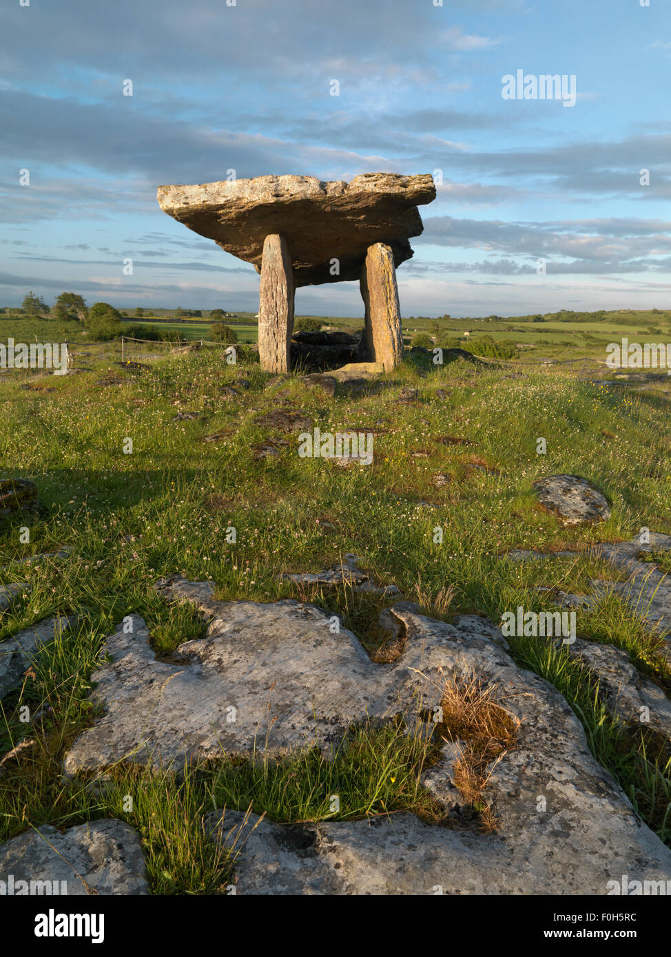 Poulnabrone Dolmen, eine Steinzeit Portal Tomb, The Burren, County Clare, Irland, Juni 2009 Stockfoto