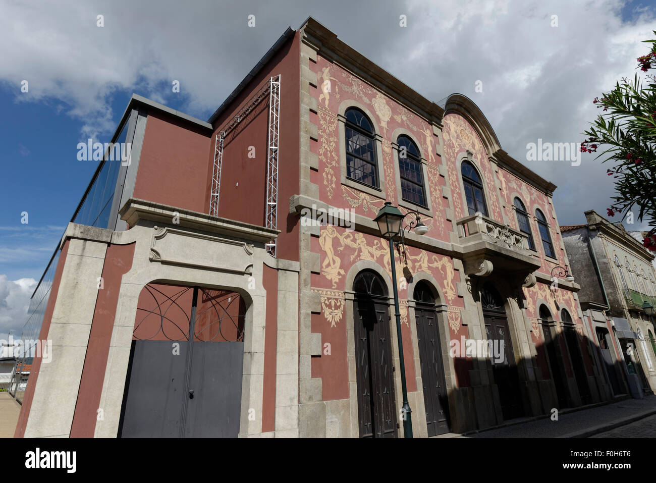 Teatro-Kino de Fafe. Theater von Fafe, eine nördliche portugiesische Stadt. Eine Anfang des 20. Jahrhunderts Art Noveau Gebäude. Stockfoto
