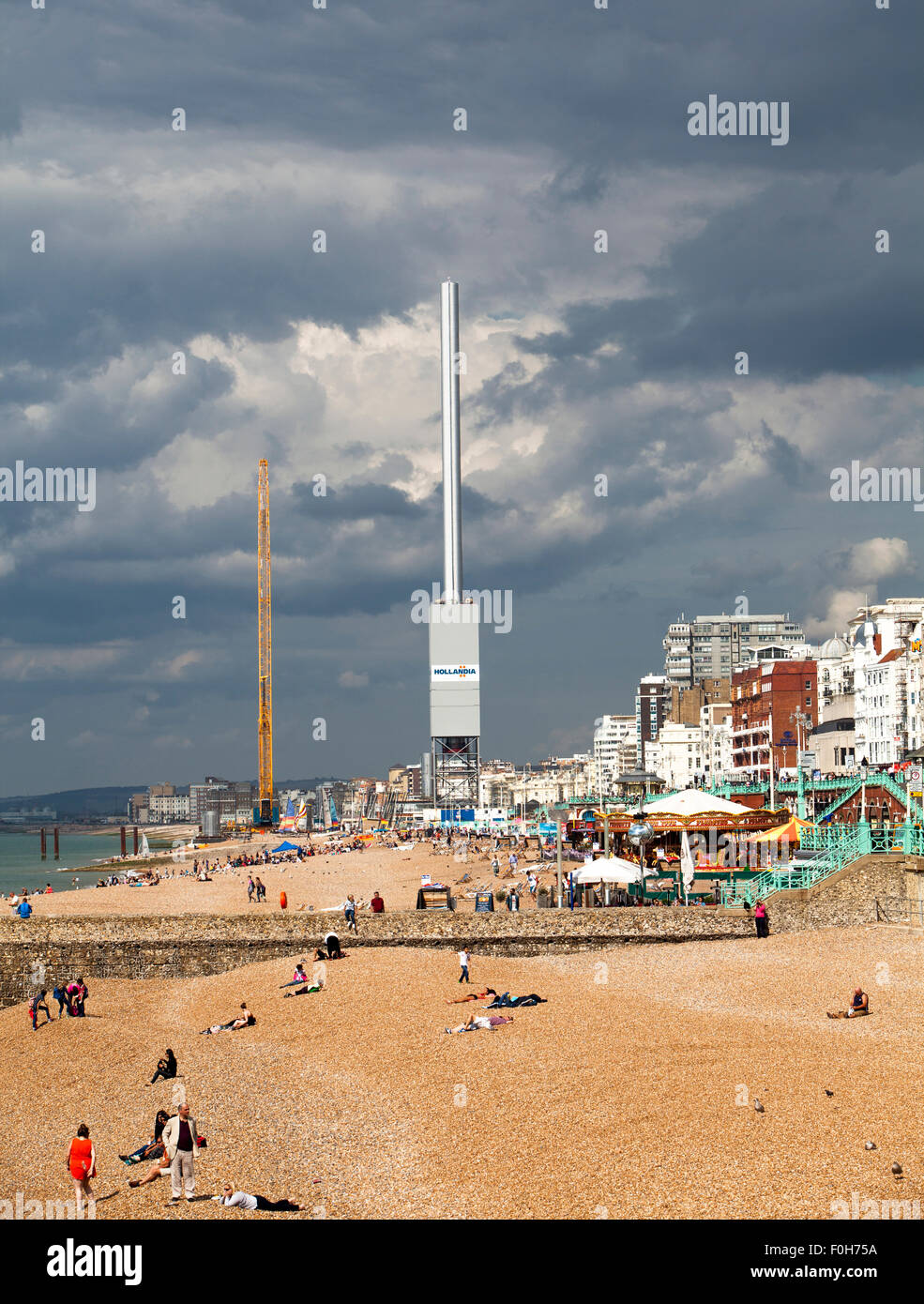 Der i360 Turm am Strand von Brighton Stockfoto