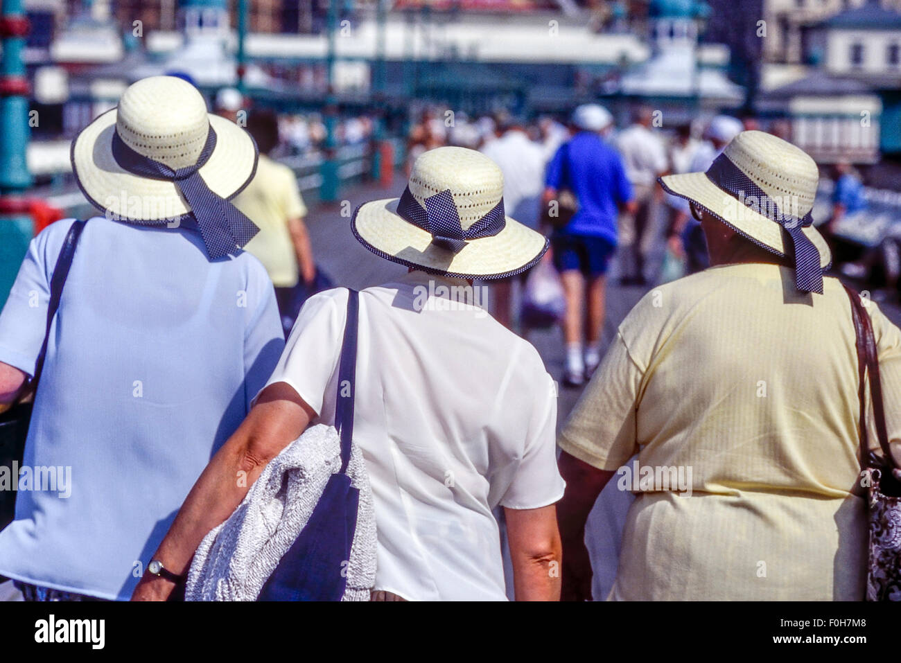 Alte Damen tragen Sonnenhüte zu Fuß entlang der Nord-Pier. Blackpool. Lancashire. UK Stockfoto