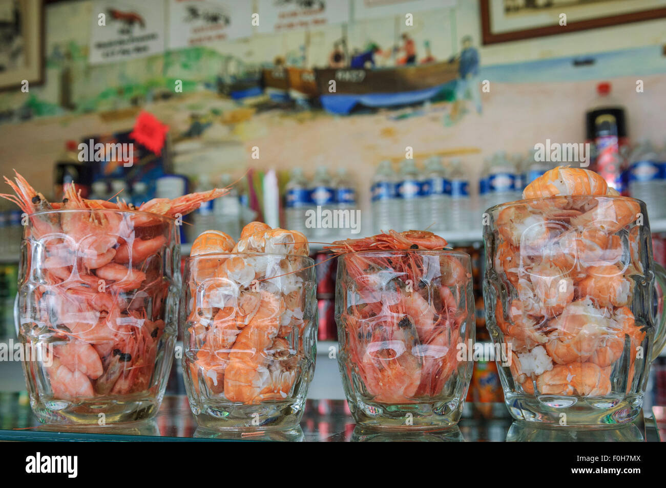 Gekochte Garnelen in Pint Gläser zu verkaufen. Net-Shop-Meeresfrüchte-Bar. Rock-a-Nore. Altstadt. Hastings. Stockfoto