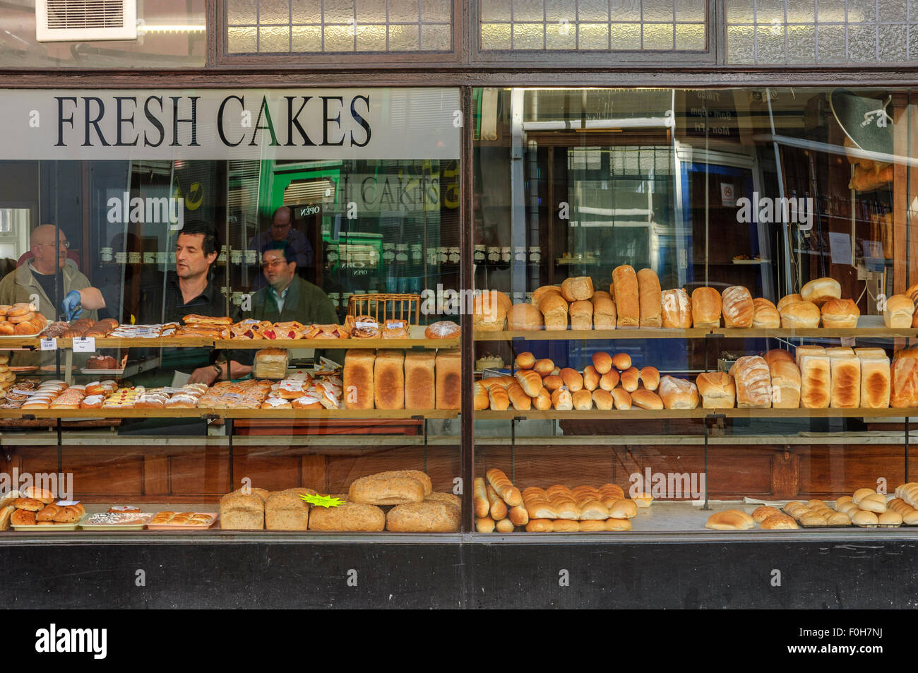 Fenster Display in einer traditionellen Bäckerei. St Leonards on Sea, East Sussex, England. Großbritannien Stockfoto
