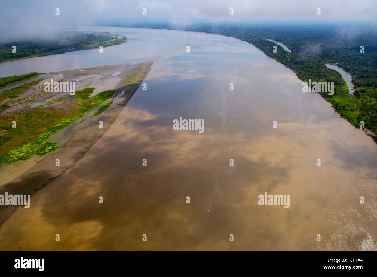 Amazonas-Antenne mit Flussinsel in der Nähe von Iquitos, Peru Stockfoto