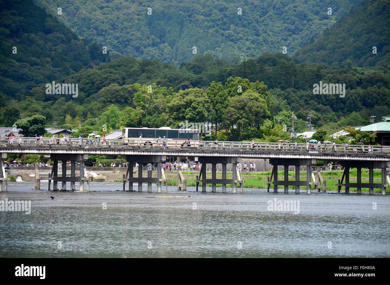 Menschen und Verkehr nutzen Togetsukyo Bridge über den Oi-Fluss am Arashiyama am 12. Juli 2015 in Kyoto, Japan Stockfoto
