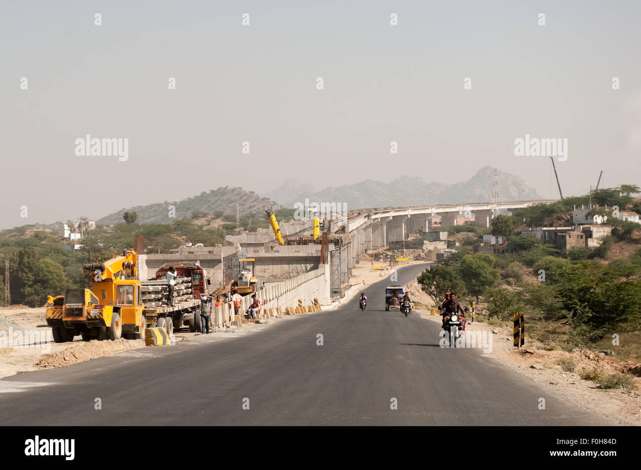 Rajasthan, Indien. Weg von Jodhpur nach Jaipur. Eine große konkrete Autobahn-Überführung im Bau. Stockfoto