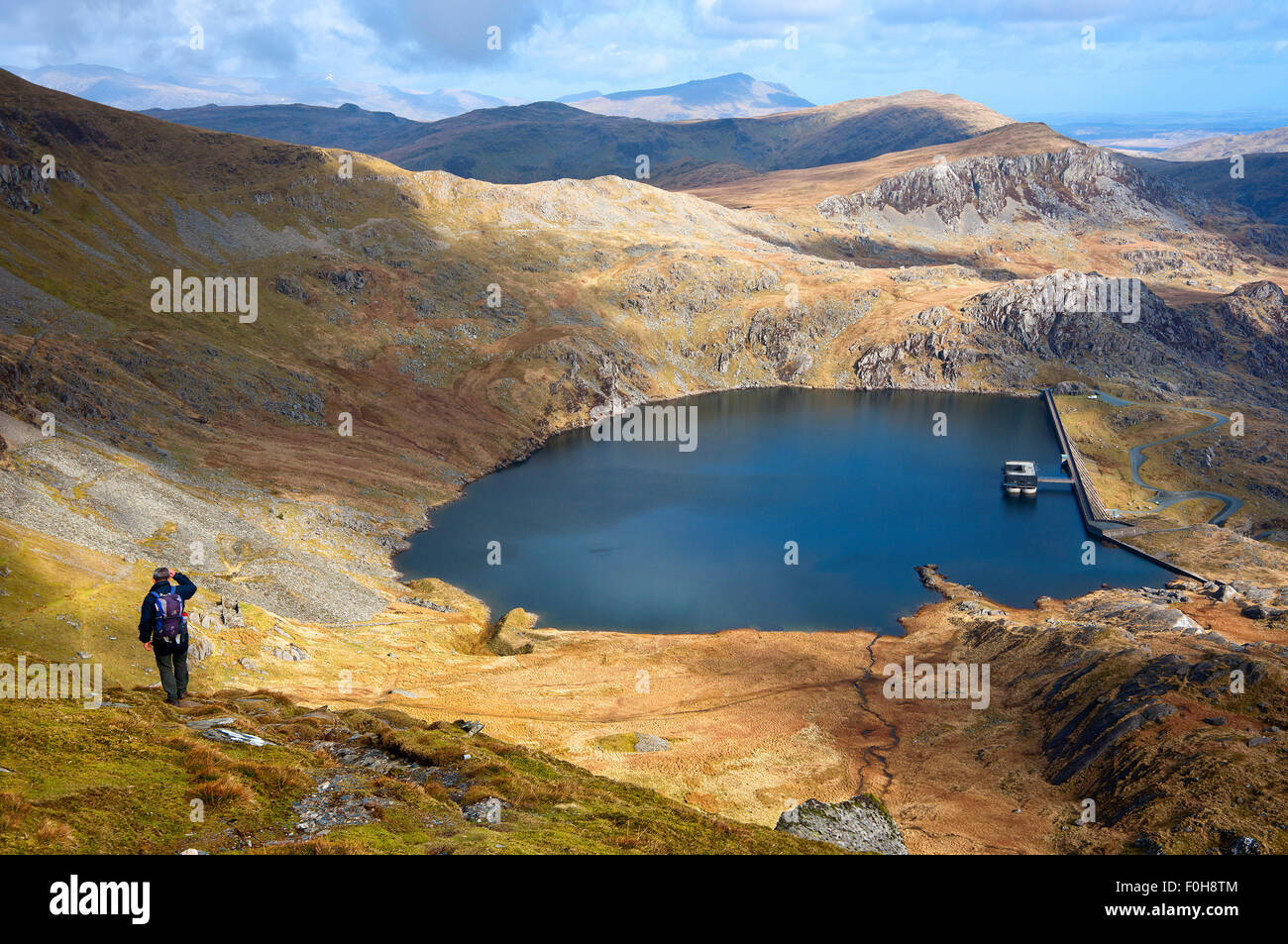 Wanderer geht im Croesor Bereich der Snowdonia-Nationalpark, Gwynedd, Wales, UK. Stockfoto