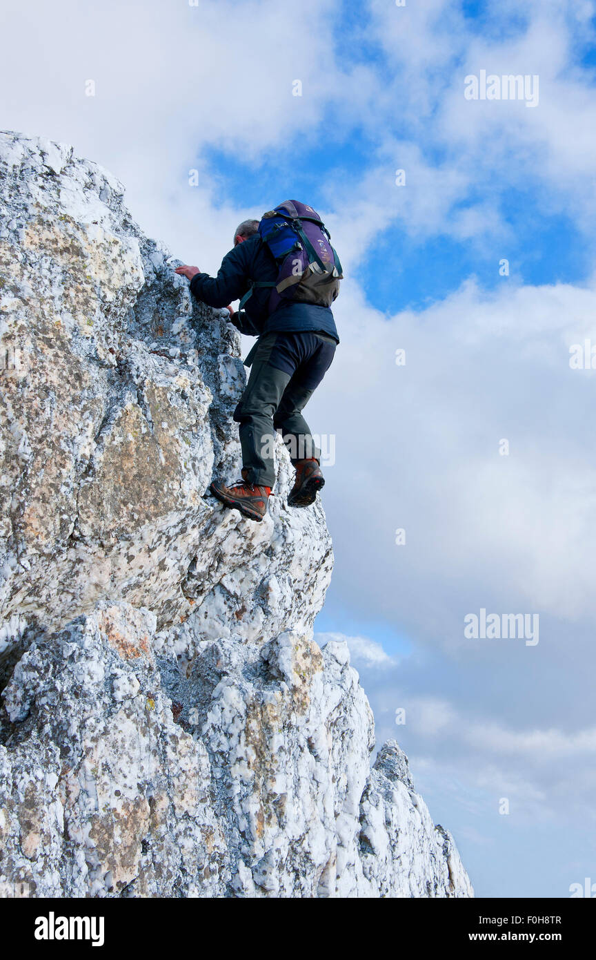 Wanderer klettert auf einige Quarzstein im Croesor Bereich der Snowdonia-Nationalpark, Gwynedd, Wales, UK. Stockfoto
