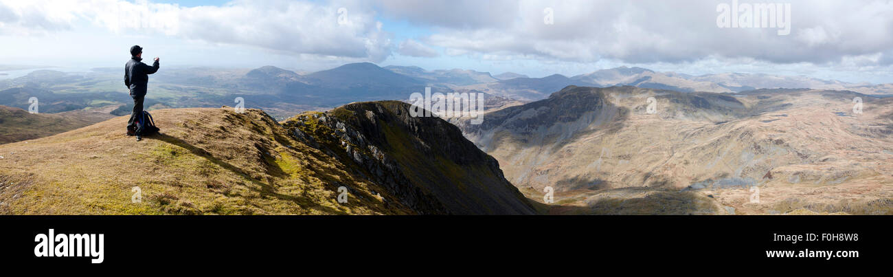 Ein Wanderer findet ein Panorama-Foto im Croesor Bereich der Snowdonia-Nationalpark, Gwynedd, Wales, UK. Stockfoto