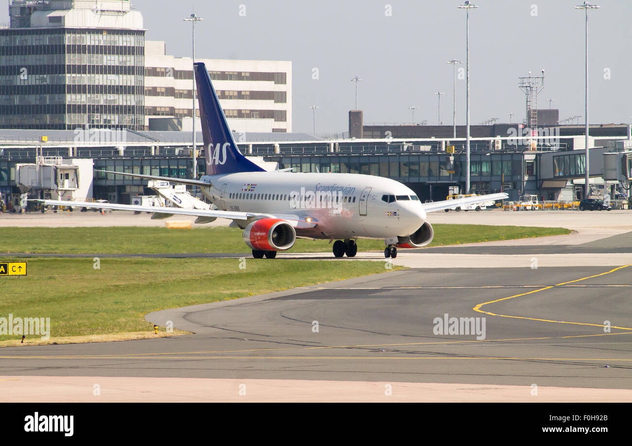 Scandinavian Airlines Boeing 737 (SE-DNX) des Rollens auf Manchester Flughafen. Stockfoto