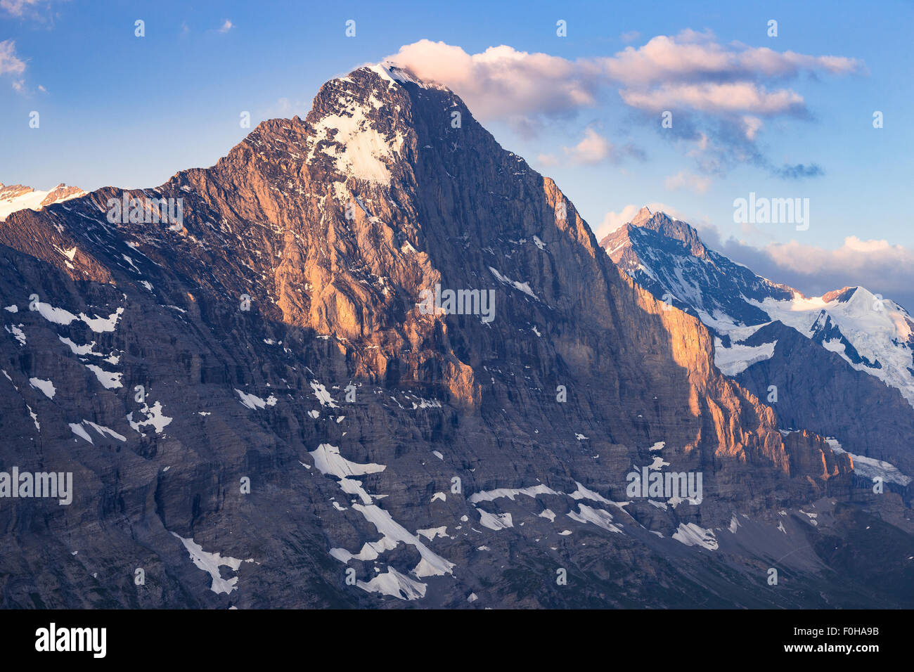 Sonnenaufgang Sonnenlicht auf dem Eiger-Massiv. Grindelwald. Berner Alpen. Schweiz. Stockfoto