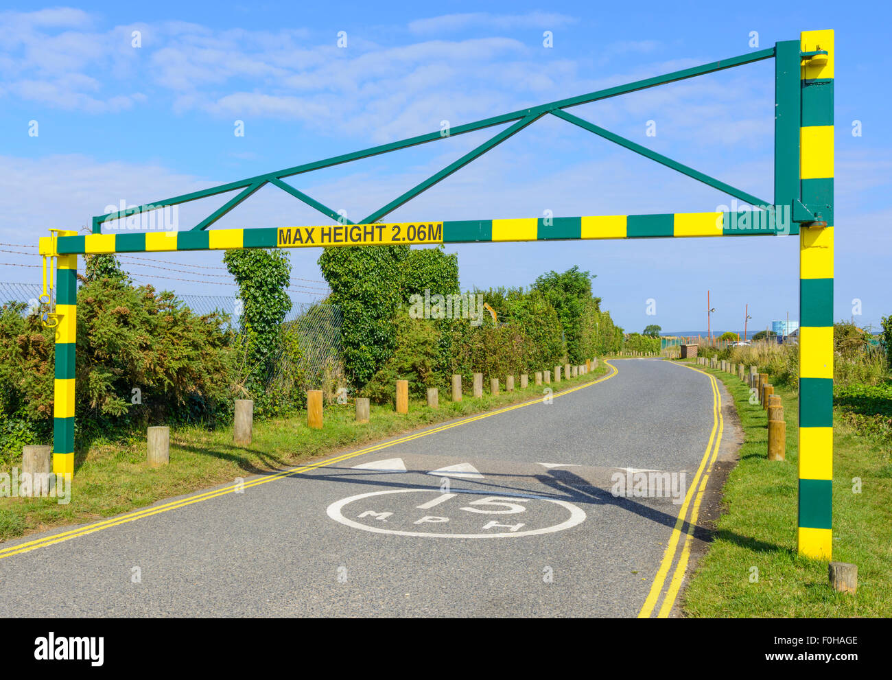 2,06 m Maximale Höhe Schranke an der Einfahrt zu einem Parkplatz in England, Großbritannien. Straße höhe Einschränkung Barriere. Stockfoto