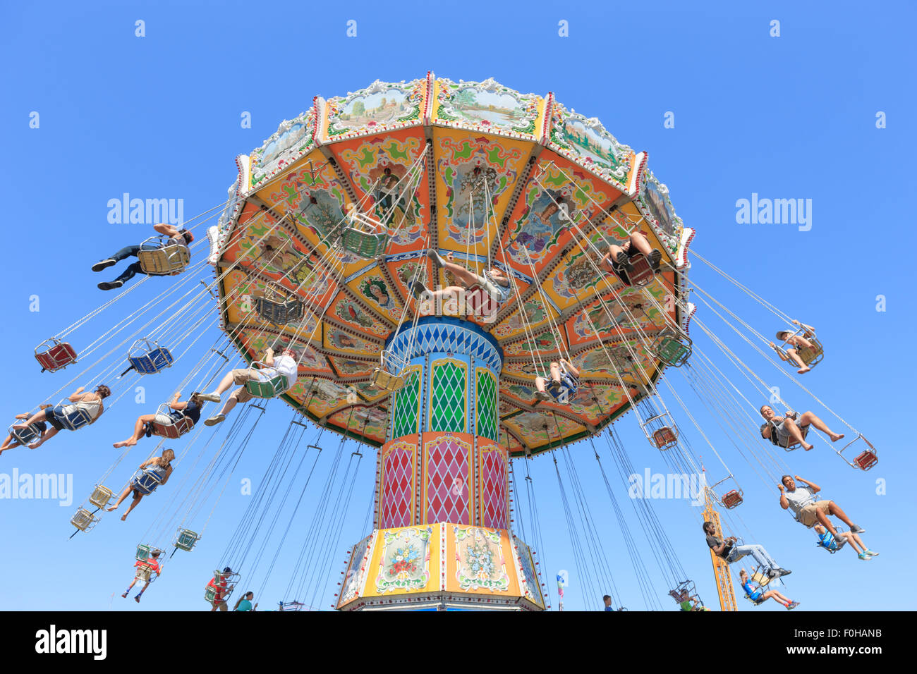 Menschen fahren die Wave Swinger an der Ohio State Fair in Columbus, Ohio. Stockfoto