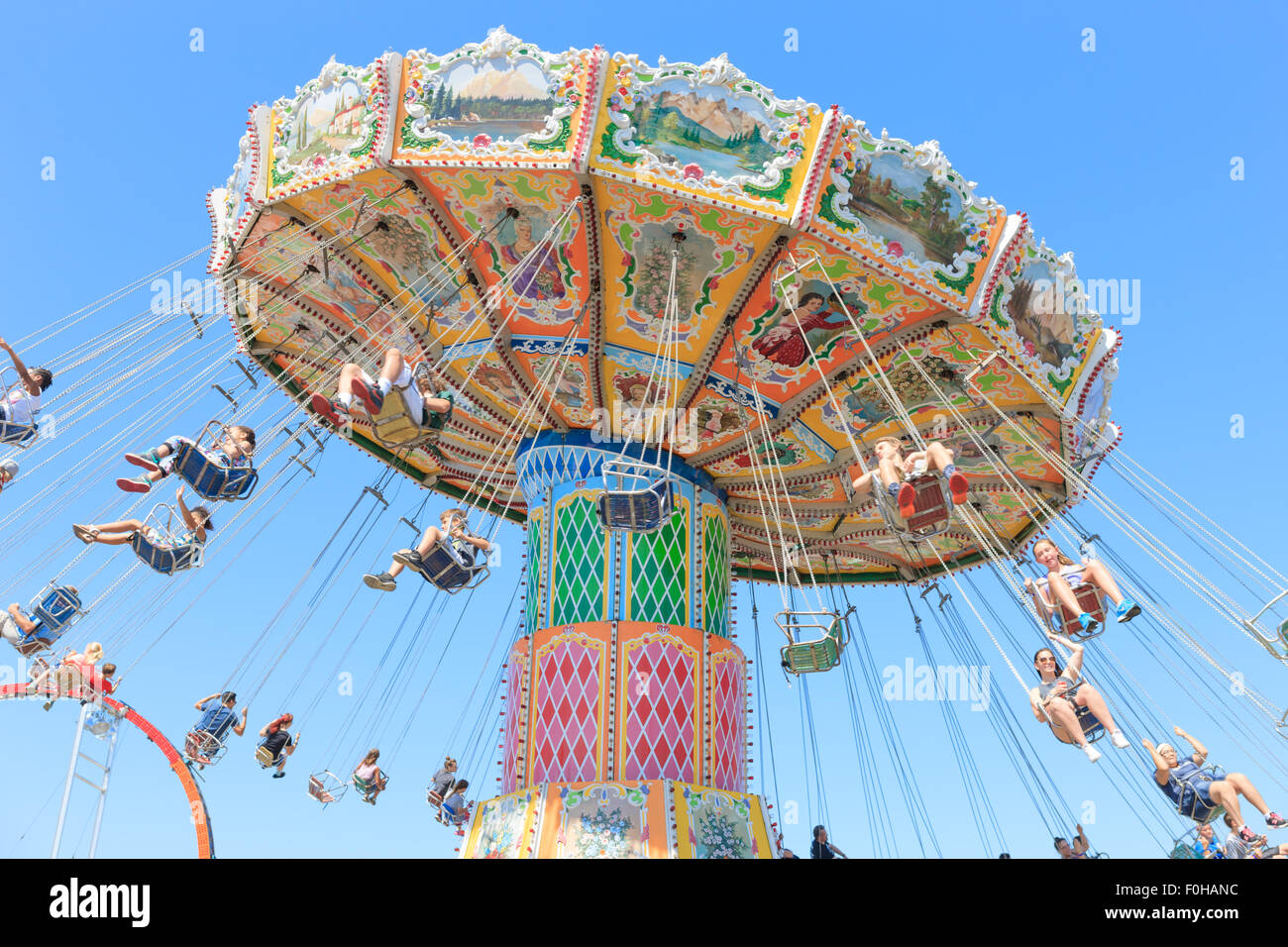 Menschen fahren die Wave Swinger an der Ohio State Fair in Columbus, Ohio. Stockfoto
