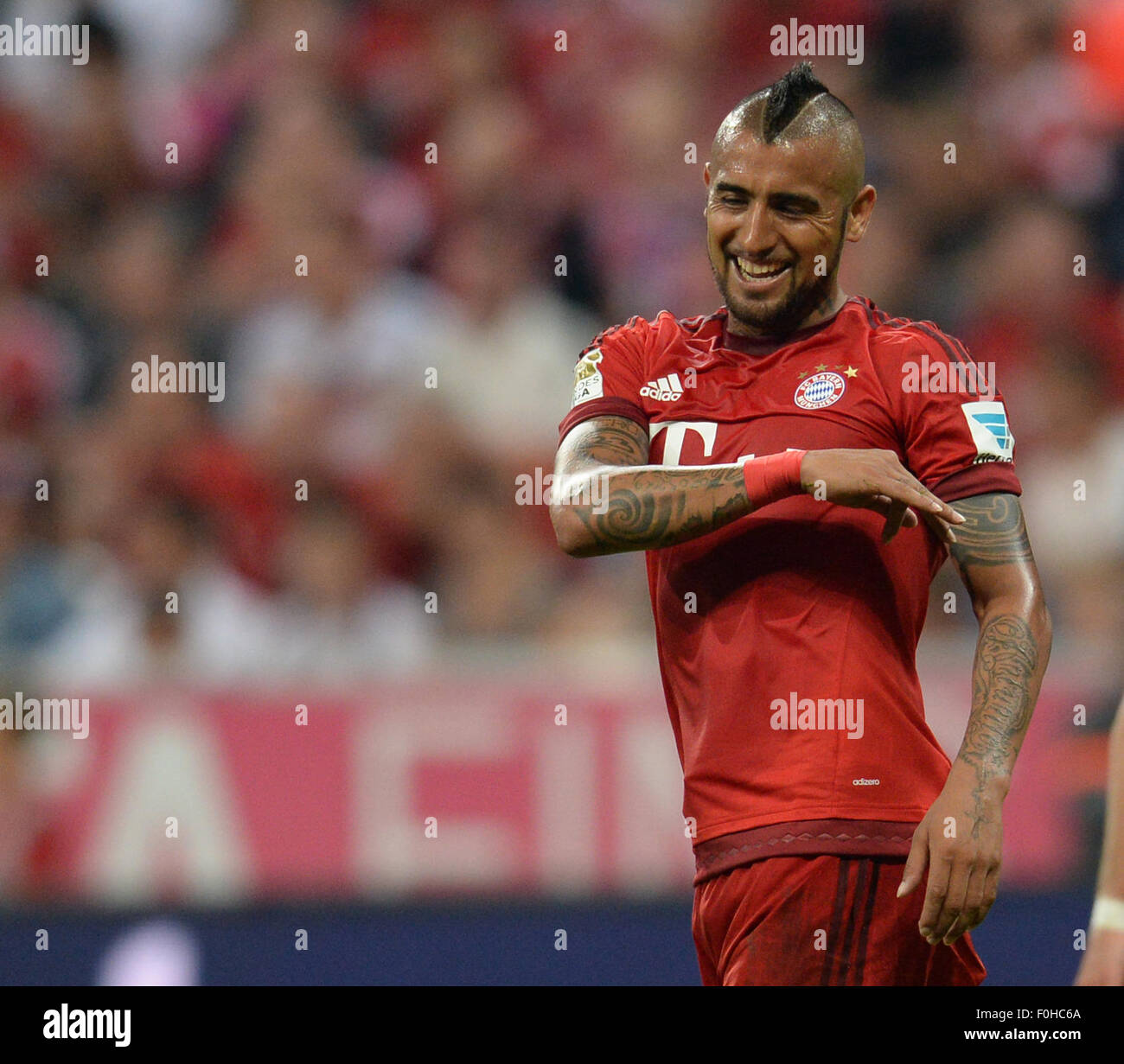München, Deutschland. 14. August 2015. Münchens Arturo Vidal in der deutschen Bundesliga Fußball match zwischen Bayern München und dem Hamburger SV in der Allianz Arena in München, 14. August 2015. Foto: SVEN HOPPE/Dpa/Alamy Live News Stockfoto