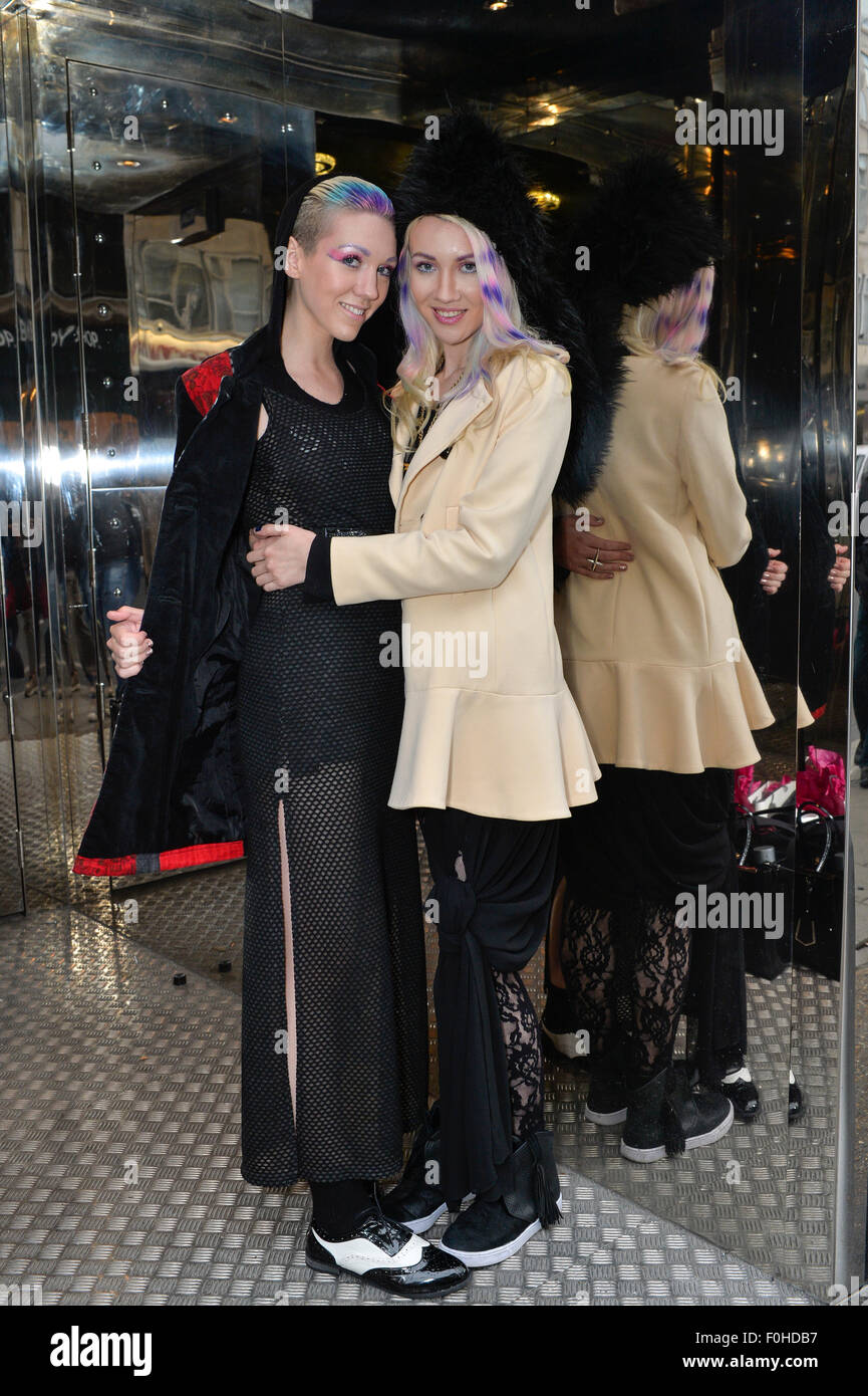 Pop-Duo und Schwestern Jasmina "Jazzy" König und Natalia "Rubin" König, bekannt als Blondine Electra, posiert zusammen in London. Stockfoto