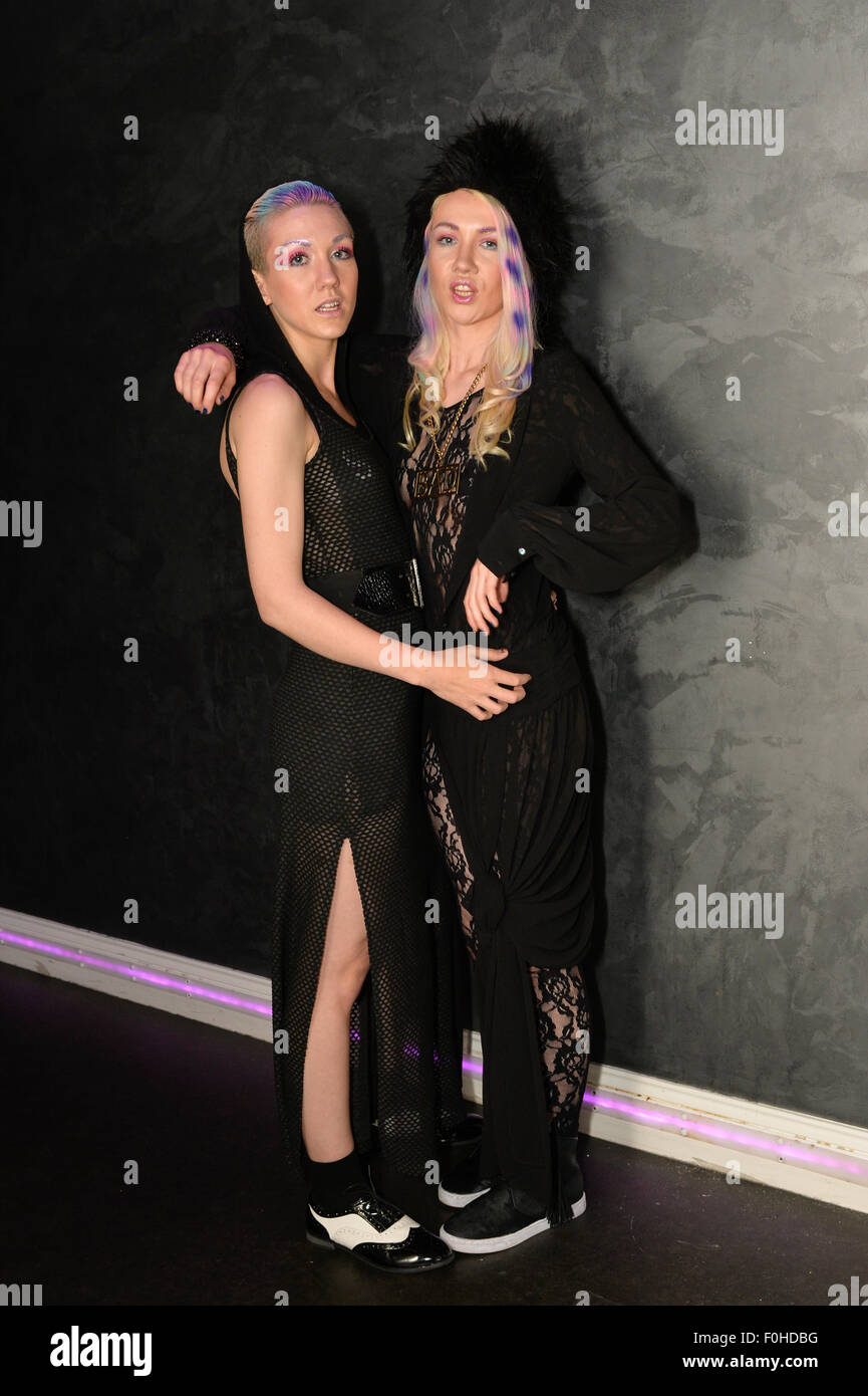 Pop-Duo und Schwestern Jasmina "Jazzy" König und Natalia "Rubin" König, bekannt als Blondine Electra, posiert zusammen in London. Stockfoto
