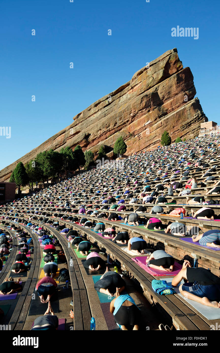 Praktizierende, Yoga auf den Felsen, Red Rocks Amphitheater, Morrison, Colorado USA Stockfoto