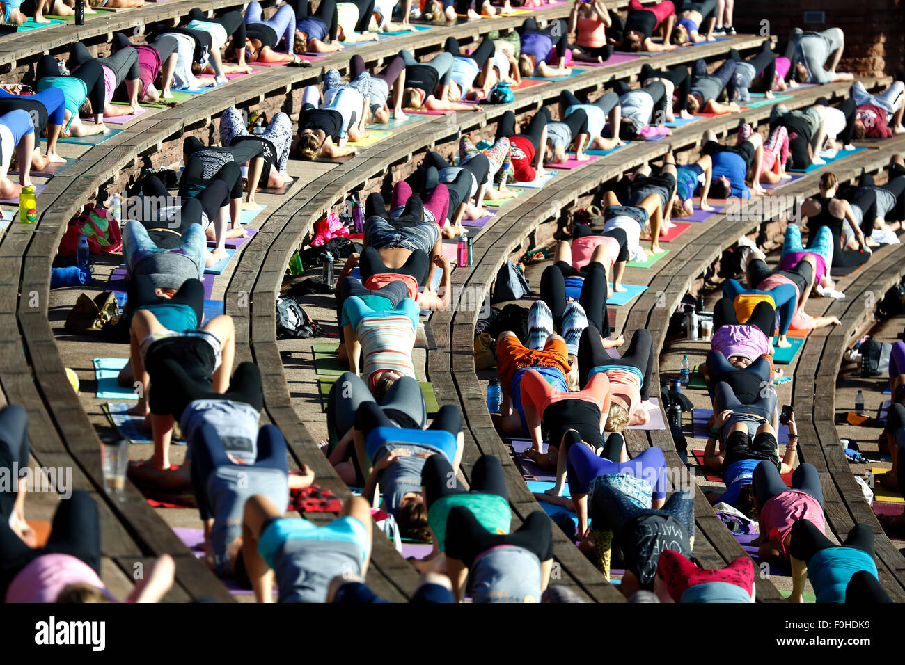 Praktizierende, Yoga auf den Felsen, Red Rocks Amphitheater, Morrison, Colorado USA Stockfoto