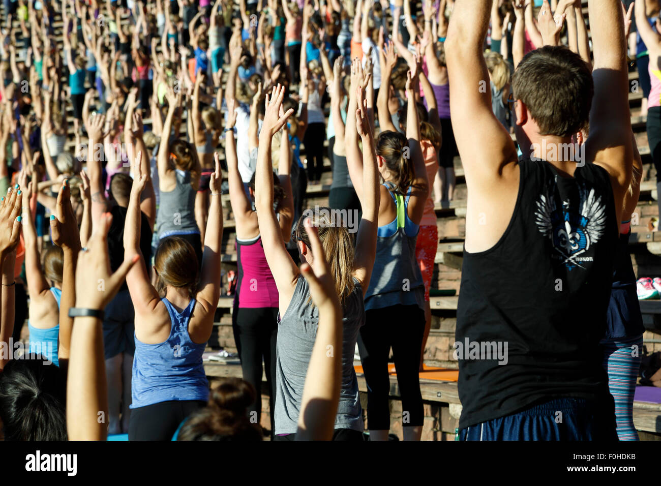 Praktizierende, Yoga auf den Felsen, Red Rocks Amphitheater, Morrison, Colorado USA Stockfoto