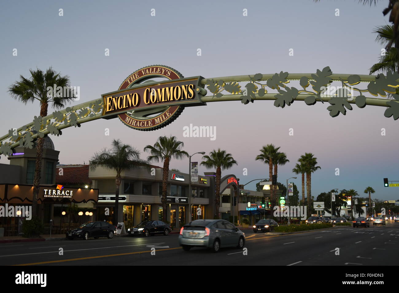 USA Kalifornien CA Encino San Fernando Valley Ventura Blvd Boulevard Encino Commons Miracle Mile Plaza de Oro in der Nacht Stockfoto