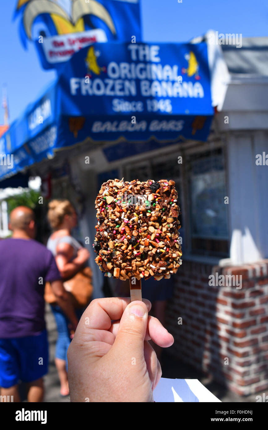 USA Kalifornien CA Orange County Newport Beach Balboa Island Balboa Bar Eis behandeln Dessert mit allem, was darauf Stockfoto
