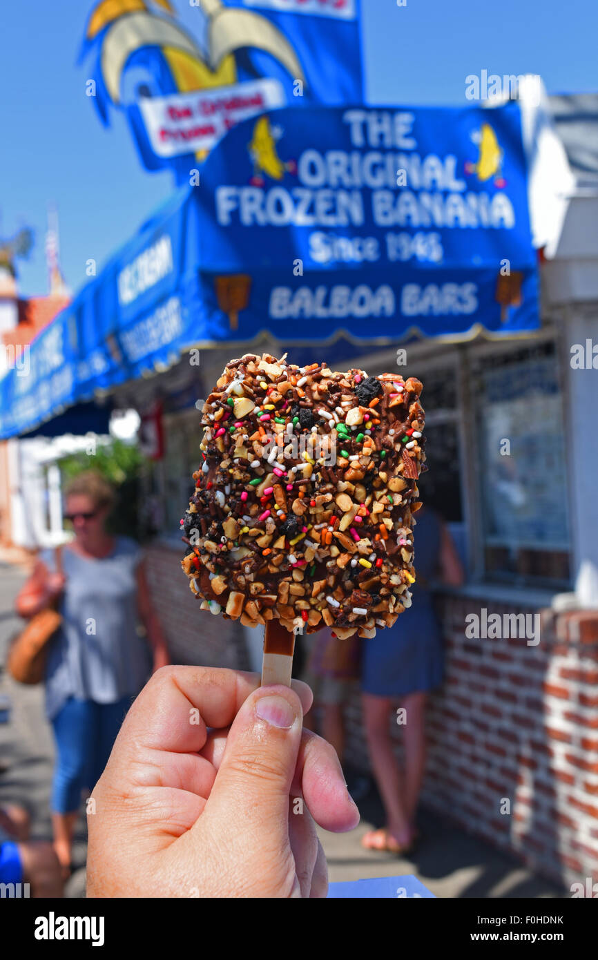 USA Kalifornien CA Orange County Newport Beach Balboa Island Balboa Bar Eis behandeln Dessert mit allem, was darauf Stockfoto