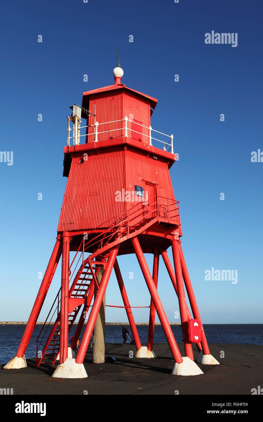 Herde Buhne Leuchtturm in South Shields, England. Der Leuchtturm steht an der Mündung des Flusses Tyne. Stockfoto