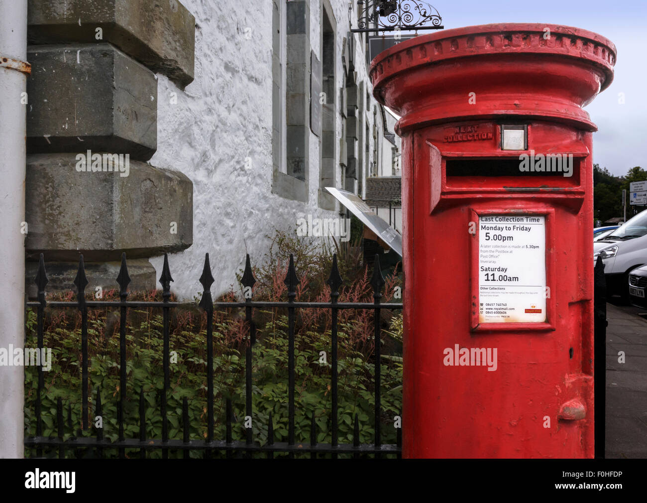 BRIEFKASTEN, INVERARAY, SCHOTTLAND, CA. JUNI 2014. Eine typische (Mail) Briefkasten in Schottland. Stockfoto