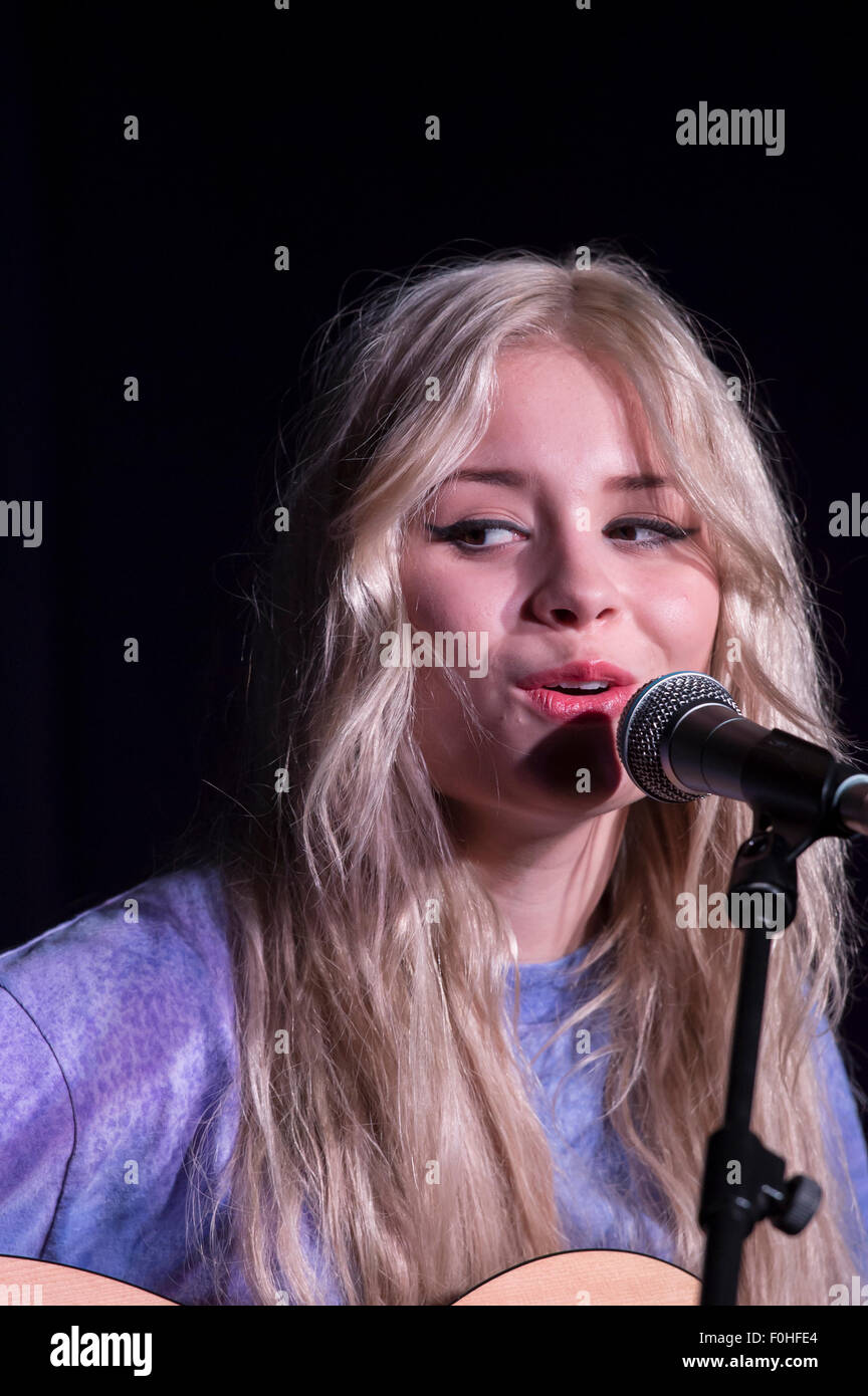 Schottische Sängerin Nina Nesbitt in Konzert im HMV London. Stockfoto