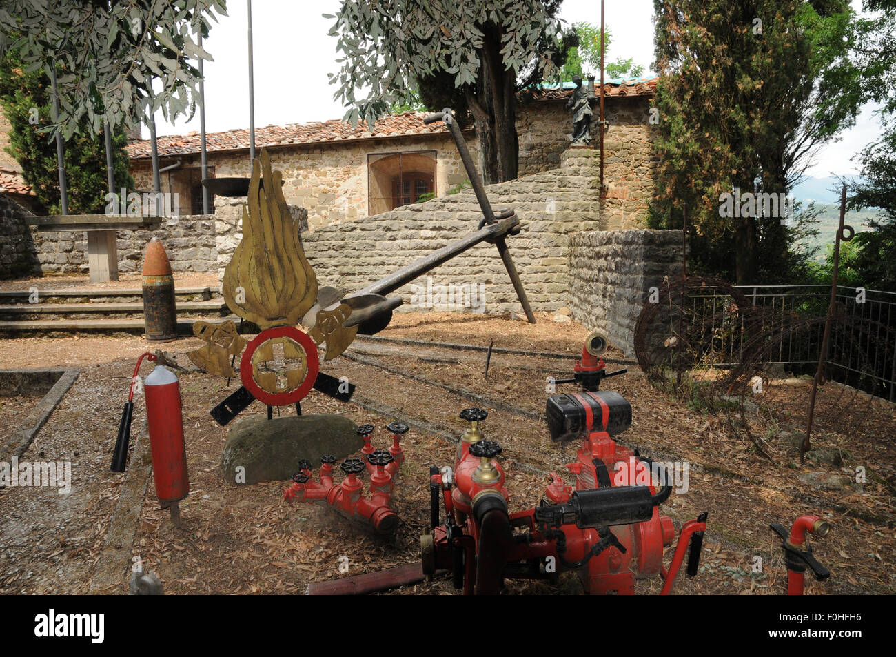 Ein neugierig Denkmal nach Santa Barbara, Schutzpatronin der Montecatini Therme in der Toskana. Sie ist eng verbunden mit Sprengstoff! Stockfoto