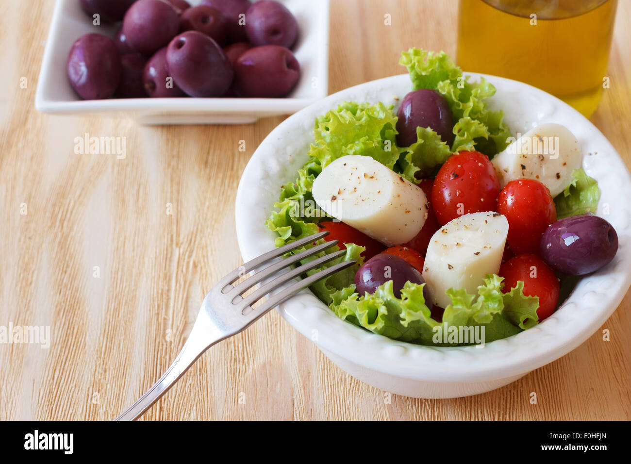 Frischer Salat von Heart of Palm (Palmito), Cherry-Tomaten und Oliven auf weißen Teller. Selektiven Fokus Stockfoto