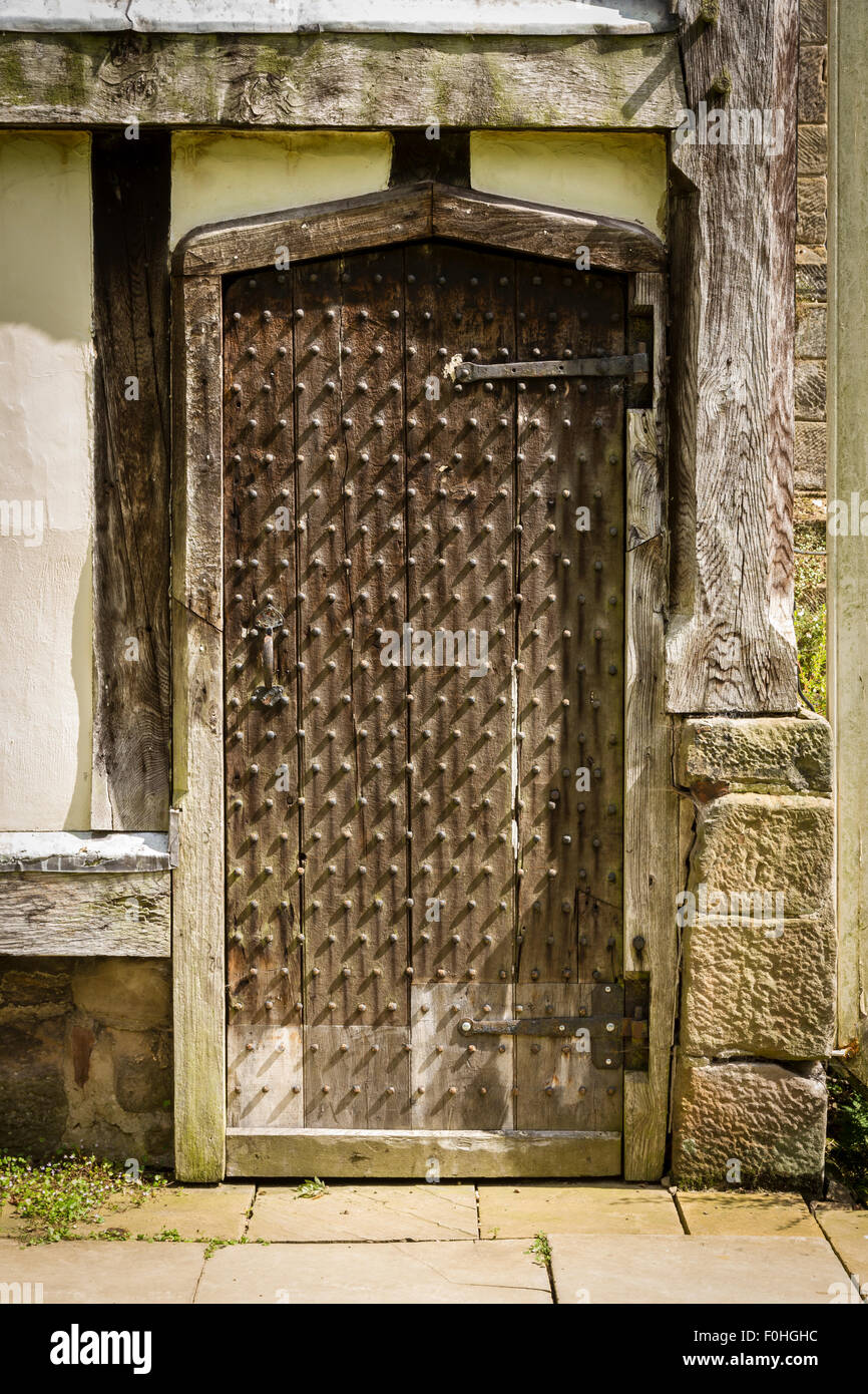 Alte Holztür in Rufford Old Hall in der Nähe von Ormskirk in Lancashire Stockfoto