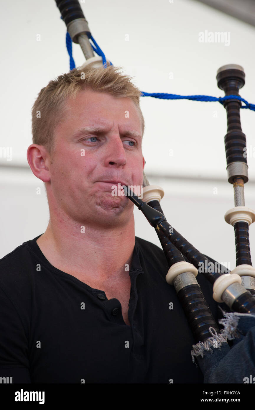 Crieff, Schottland, 16. August 2015. Die beliebte Folkband Skerryvore aus die Insel Tiree durchgeführt in Crieff Highland Games.das Band mischt verschiedene Musikstile um eine einmalige Leistung zu erstellen, die das Publikum genossen. Martin Gillespie von Tiree Dudelsack zu spielen. Er spielte auch die Pfeife. Bildnachweis: Andrew Steven Graham/Alamy Live-Nachrichten Stockfoto